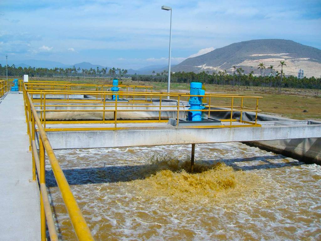 Agitador industrial en planta de tratamiento de agua